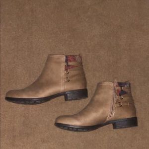 Bass & Co boots 🥾 sz 8 ladies